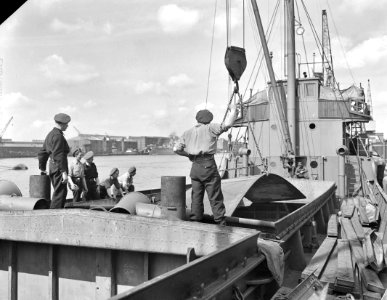 Soldaten lossen motorschip Quintus, Bestanddeelnr 901-7573