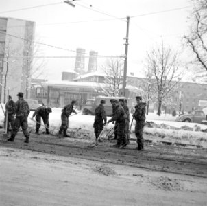 Soldaten maken tramrails sneeuwvrij op de Maximiliansplatz, Bestanddeelnr 254-3725