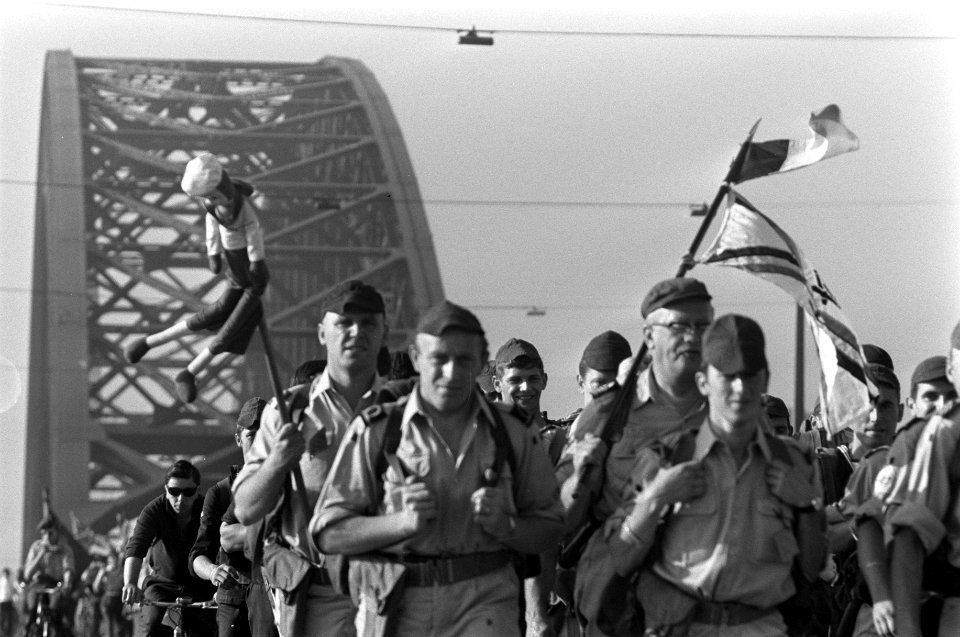 Soldaten met vlag en mascotte, Bestanddeelnr 922-6336