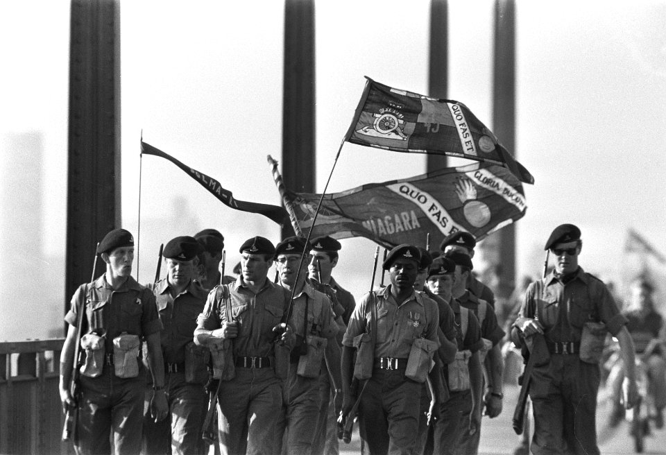 Soldaten met vlaggen, Bestanddeelnr 922-6331