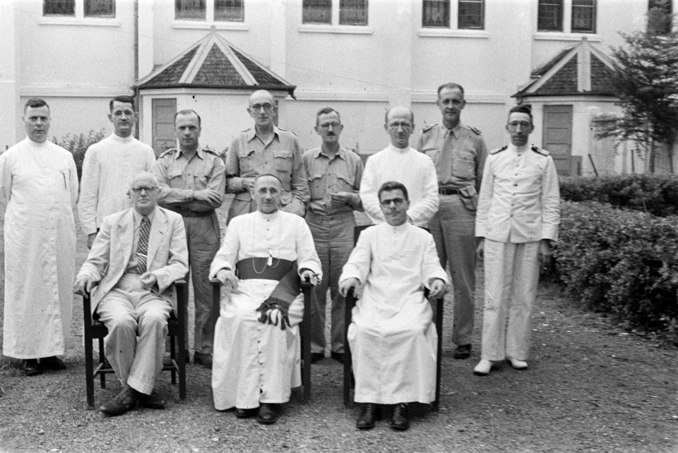Soerabaja. Dr. C.P.M. Romme, linksvoor, poseert met Apostolisch Vicaris van Soer, Bestanddeelnr 137-2-2