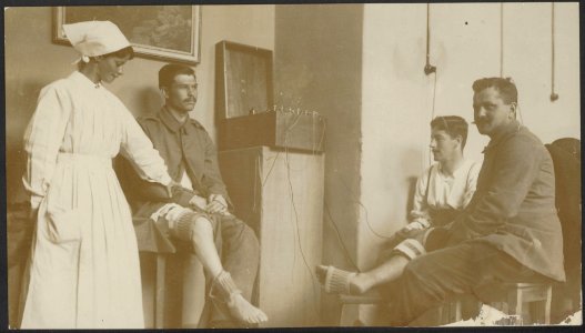 Soldaten ondergaan een geneeskundige behandeling, Bestanddeelnr 158-2282