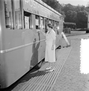 Soestdijk koningin Juliana koopt Rode Kruis zegels aan postwagen, Bestanddeelnr 905-9381
