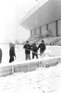 Soldaten Oostenrijkse leger bezig met sneeuw aanbrengen te Innsbruck, Bestanddeelnr 916-0491