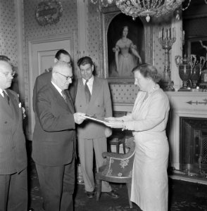 Soestdijk. Aanbieden Rampboek aan H. M. de Koningin, Bestanddeelnr 905-6737