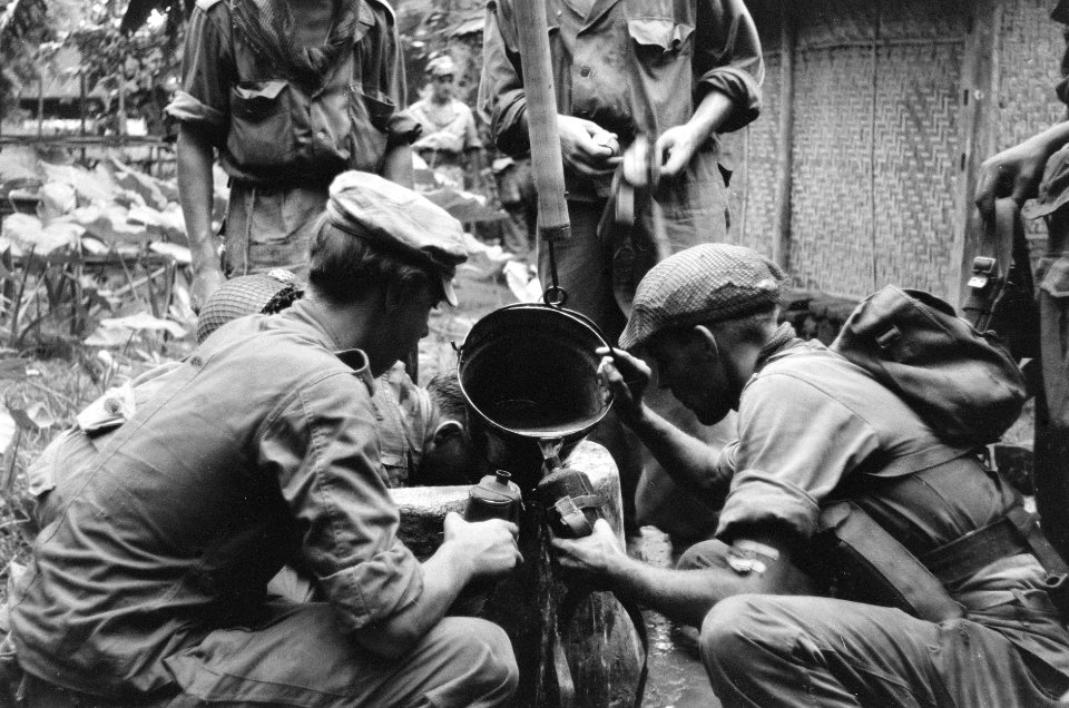Soldaten vullen hun veldflessen met water uit een waterput, Bestanddeelnr 5615