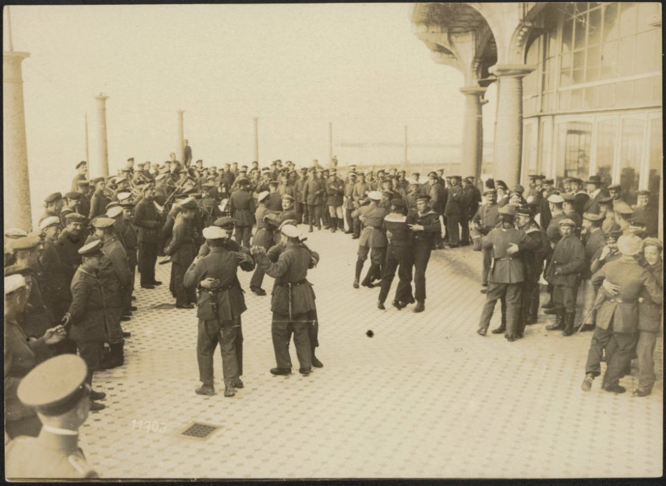 Soldatenheim in Ostende. Ein Tänzchen vor dem Kurhaus, Bestanddeelnr 158-2348