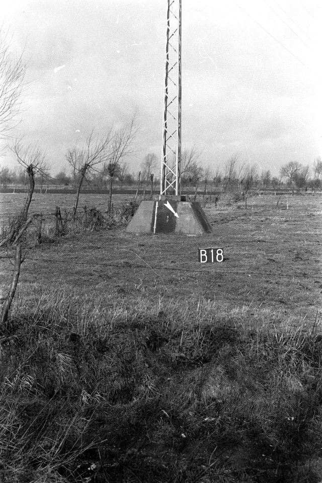 Sokkel van hoogspanningsmast bij Boekel (ruilverkaveling Boekel), Bestanddeelnr 170-2652