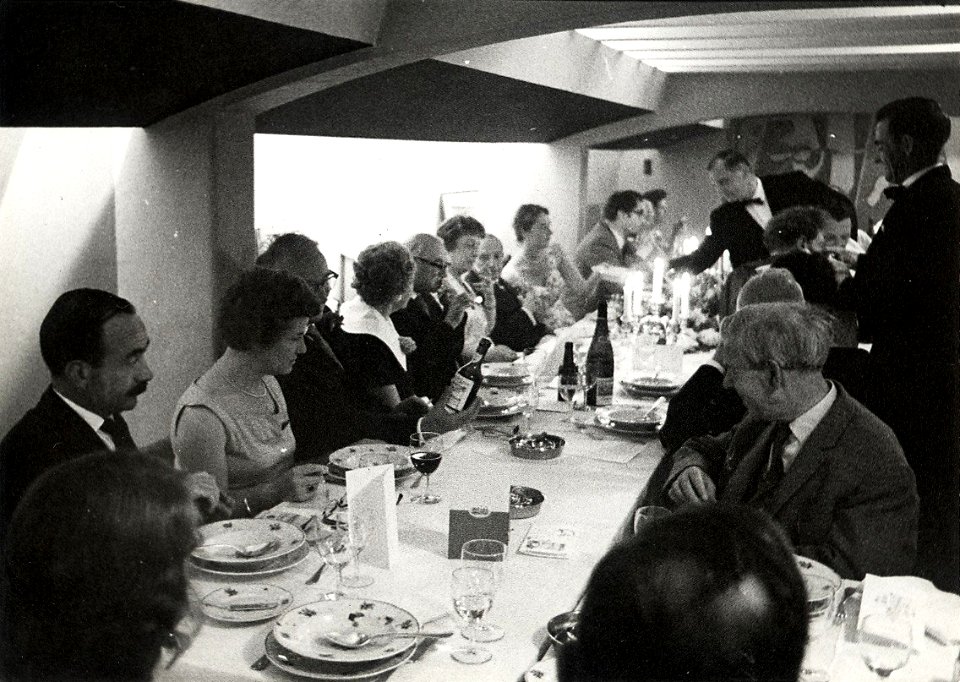 Sociëteit Teisterbant, 1ste van links is Herman van Run (journalist). Aangekocht in 1976 van fotograaf C. de Boer. Identificatienummer 54-011259, NL-HlmNHA 54010752