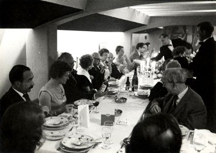 Sociëteit Teisterbant, 1ste van links is Herman van Run (journalist). Aangekocht in 1976 van fotograaf C. de Boer. Identificatienummer 54-011259, NL-HlmNHA 54010752