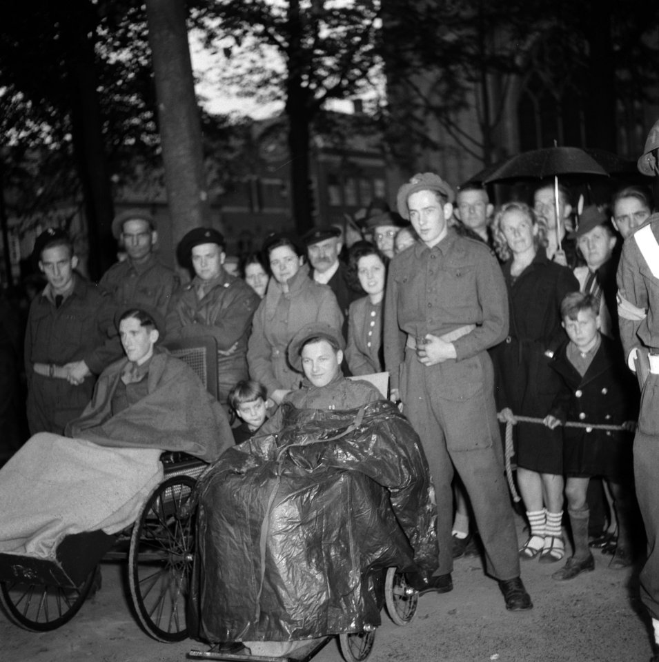 Soldaten in rolstoelen kijken toe, Bestanddeelnr 900-7793