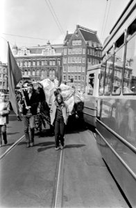 Socialistische jeugd hield Oranje-feest op de Dam, Amsterdam met een draak , Bestanddeelnr 922-3592