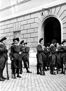 Soldaten in excercitie-tenue verzamelen zich voor de exercitie, Bestanddeelnr 191-1315
