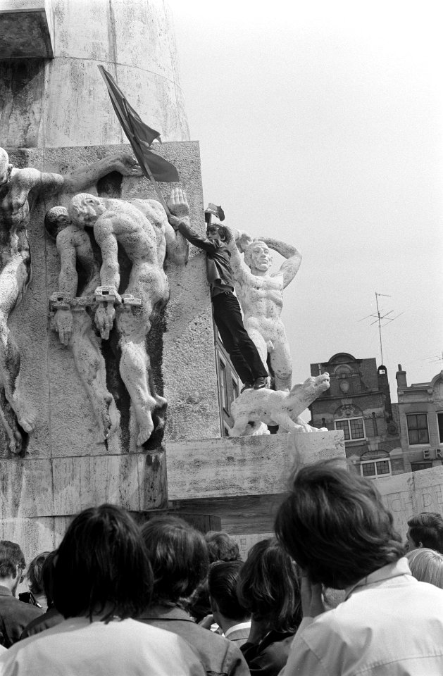 Socialistische jeugd hield Oranje-feest op de Dam, Amsterdam met een draak , Bestanddeelnr 922-3589