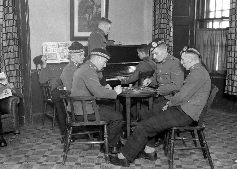 Soldaten ontspannen zich met spelletjes en muziek, Bestanddeelnr 190-1029