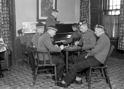 Soldaten ontspannen zich met spelletjes en muziek, Bestanddeelnr 190-1029