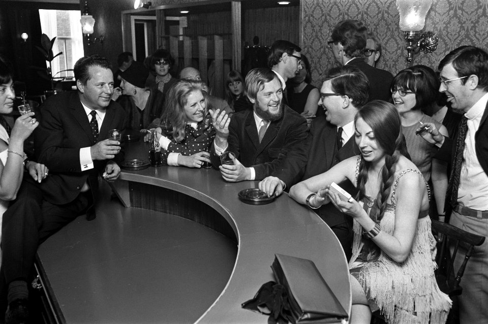 Societeit voor D66 boven Bamboo-bar. Aan de bar Jan Nagel en echtgenote en Hans , Bestanddeelnr 921-3600