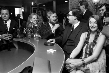Societeit voor D66 boven Bamboo-bar. Aan de bar Jan Nagel en echtgenote en Hans , Bestanddeelnr 921-3599