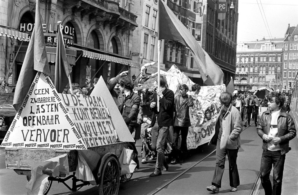 Socialistische jeugd hield Oranje-feest op de Dam, Amsterdam met een draak , Bestanddeelnr 922-3593