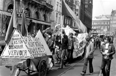 Socialistische jeugd hield Oranje-feest op de Dam, Amsterdam met een draak , Bestanddeelnr 922-3593