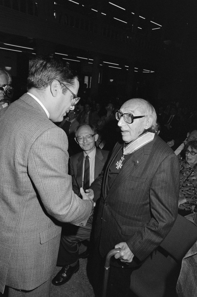 Socioloog Norbert Elias onderscheiden door minister Deetman (Amsterdam) Norbert, Bestanddeelnr 934-0169