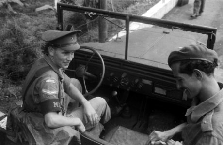 Soldaat 1e klas der Koninklijke Marechausse, achter het stuur van een jeep, spre, Bestanddeelnr 6700