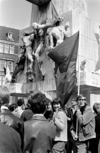 Socialistische jeugd hield Oranje-feest op de Dam, Amsterdam rode vlag en pop, Bestanddeelnr 922-3587