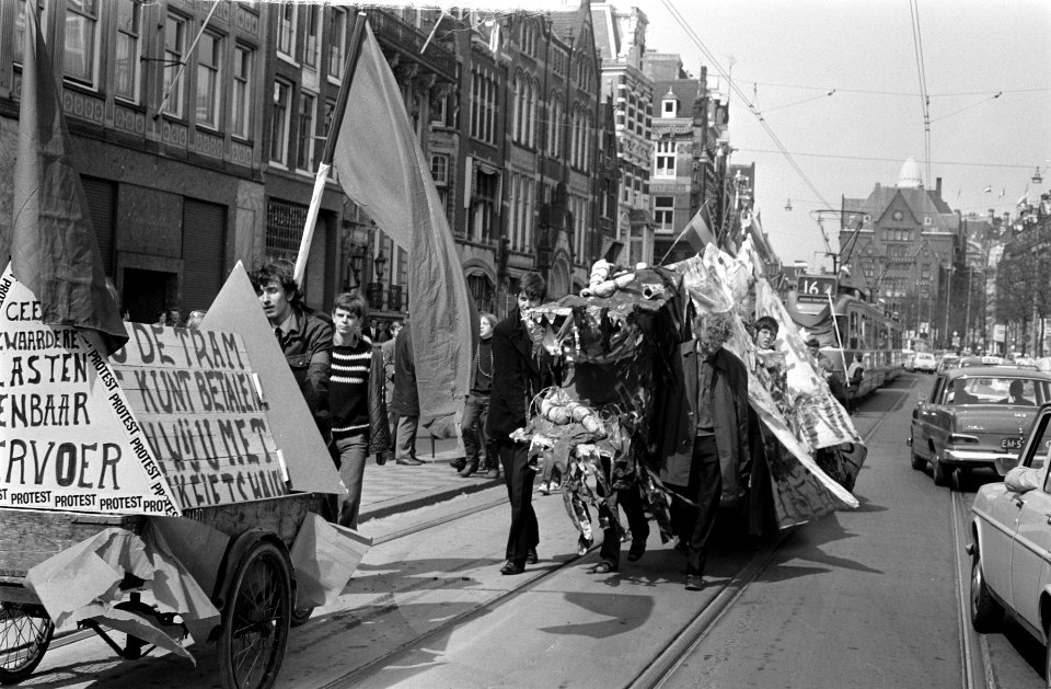 Socialistische jeugd hield Oranje-feest op de Dam, Amsterdam met een draak , Bestanddeelnr 922-3596