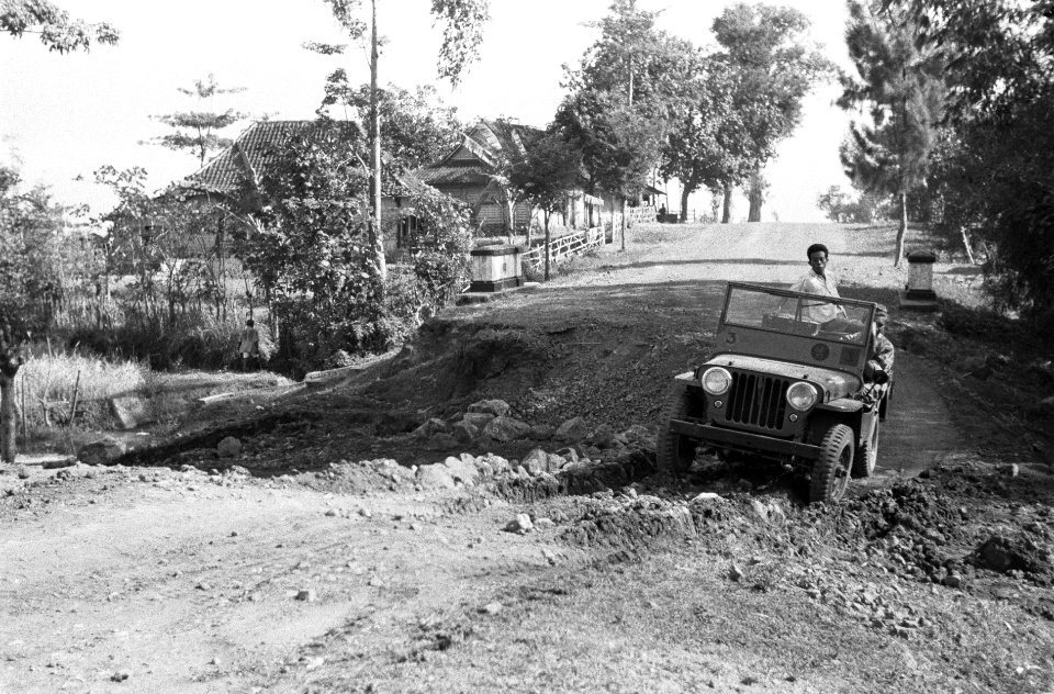 Soerabaja-sector. Deze foto geeft een beeld van het zware heuvelachtige terrein , Bestanddeelnr 4623