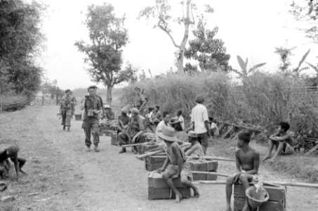 Soerabaja-sector. De dragers zitten op de grond met hun lading, terwijl de solda, Bestanddeelnr 4620