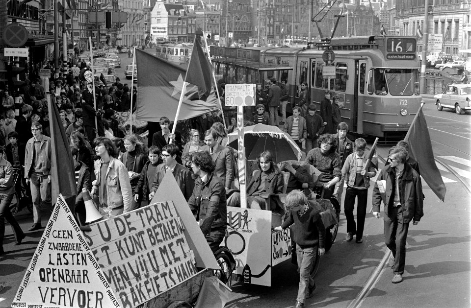 Socialistische jeugd hield Oranje-feest op de Dam, Amsterdam met een draak , Bestanddeelnr 922-3597