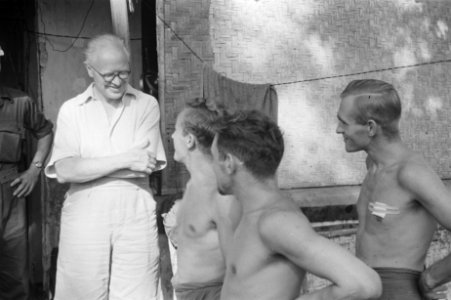Soerabaja sector. Dr. C.P.M. Romme, in wit overhemd, bezoekt de manschappen, Bestanddeelnr 137-1-3