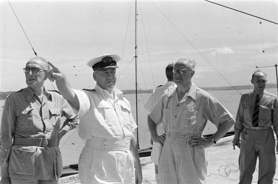 Soerabaja. Dr. C.P.M. Romme, in licht overhemd, met de maritiem commandant van S, Bestanddeelnr 137-2-6