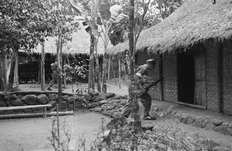 Soerabja-sector Nederlandse militairen doorzoeken kampong, Bestanddeelnr 4626
