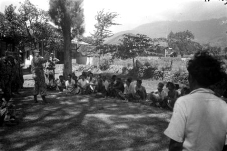 Soerabja-sector Indonesische mannen en jongens zitten op de grond en worden toe, Bestanddeelnr 4628
