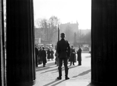 Soldaat op wacht bij de Neue Wache aan Unter den Linden te Berlijn, Bestanddeelnr 254-5642 photo