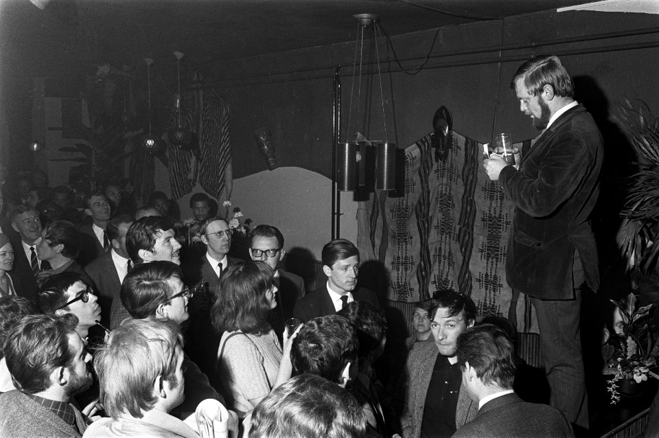 Societeit voor D66 boven Bamboo-bar. Jan Nagel tijdens openingsspeech, Bestanddeelnr 921-3601