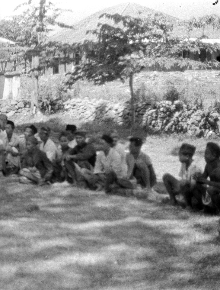 Soerabja-sector Indonesische mannen en jongens zitten op de grond, Bestanddeelnr 4627