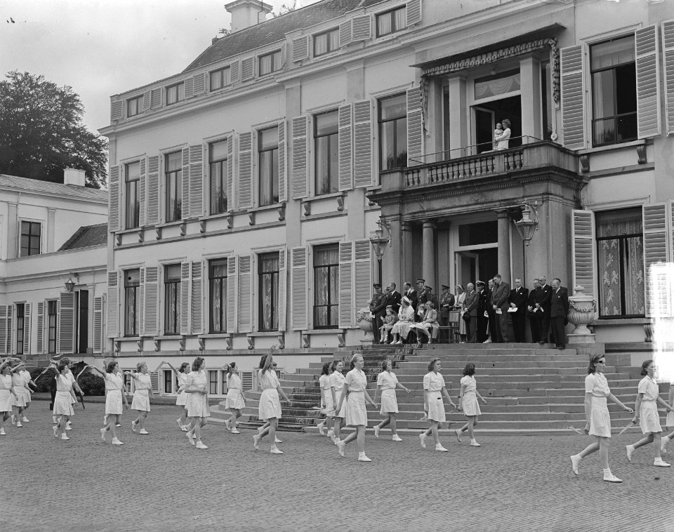 Soestdijk, defile meisjes, Bestanddeelnr 903-4801