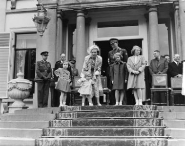 Soestdijk, defile Koninklijke familie, Bestanddeelnr 903-4802