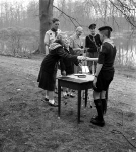 Soestdijk padvindersaktie Heitje voor een karweitje Prinses Beatrix en Irene bet, Bestanddeelnr 905-0521