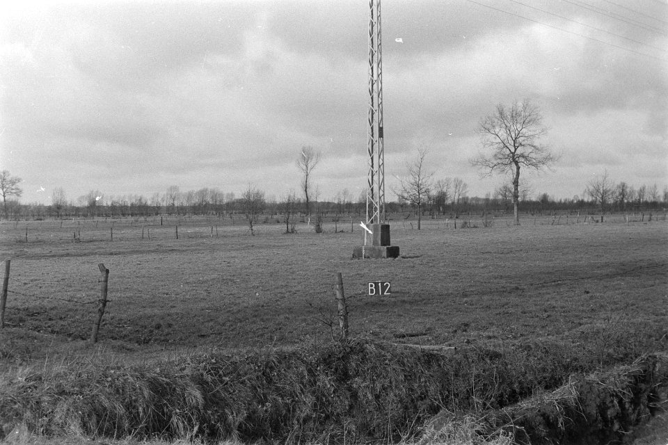 Sokkel van hoogspanningsmast bij Boekel (ruilverkaveling Boekel), Bestanddeelnr 170-2654