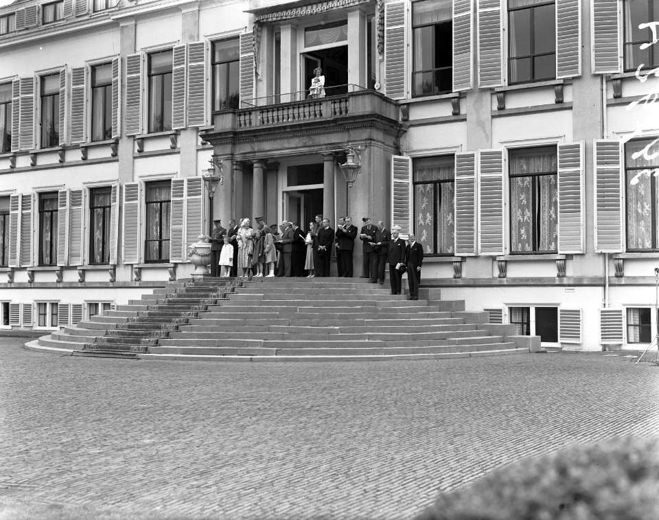 Soestdijk Koninklijke familie op het bordes van het paleis, Bestanddeelnr 934-5268