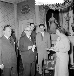 Soestdijk. Aanbieden Rampboek aan H. M. de Koningin, Bestanddeelnr 905-6738