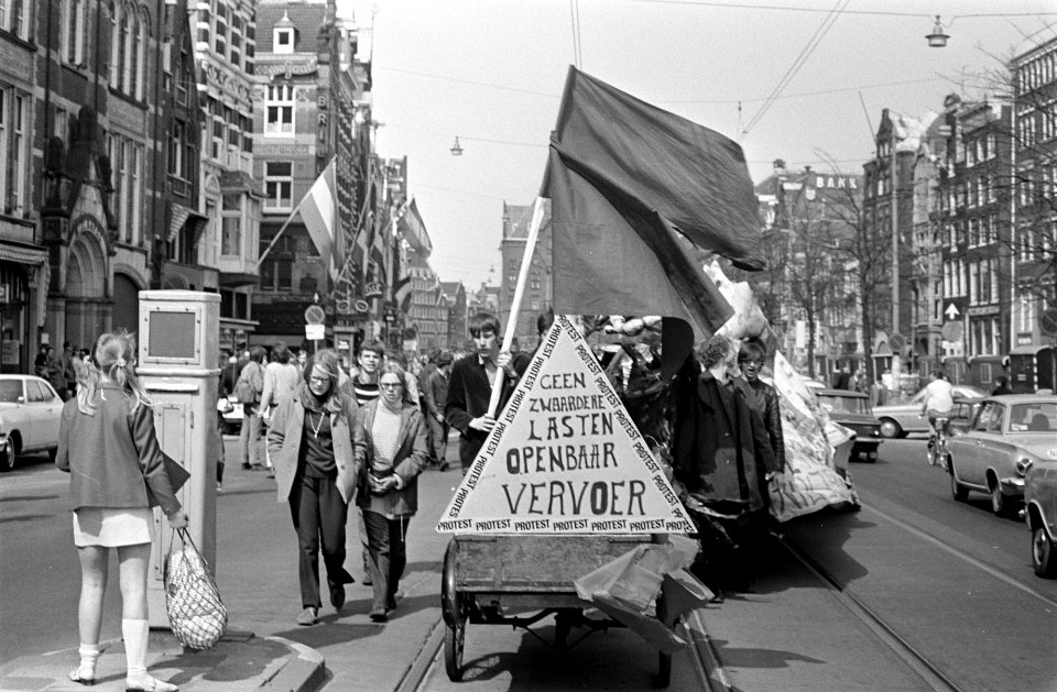 Socialistische jeugd hield Oranje-feest op de Dam, Amsterdam met een draak , Bestanddeelnr 922-3595