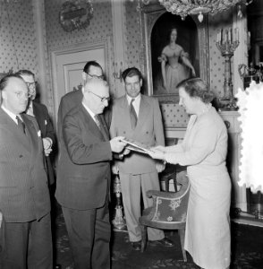 Soestdijk. Aanbieden Rampboek aan H. M. de Koningin, Bestanddeelnr 905-6735