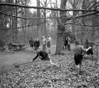 Soestdijk padvindersaktie Heitje voor een karweitje. Padvinders aan het werk, Bestanddeelnr 905-0525