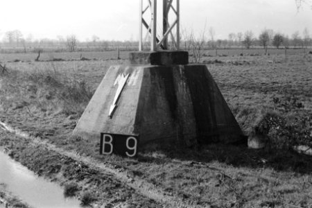 Sokkel van hoogspanningsmast bij Boekel (ruilverkaveling Boekel), Bestanddeelnr 170-2651