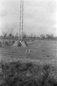 Sokkel van hoogspanningsmast bij Boekel (ruilverkaveling Boekel), Bestanddeelnr 170-2653
