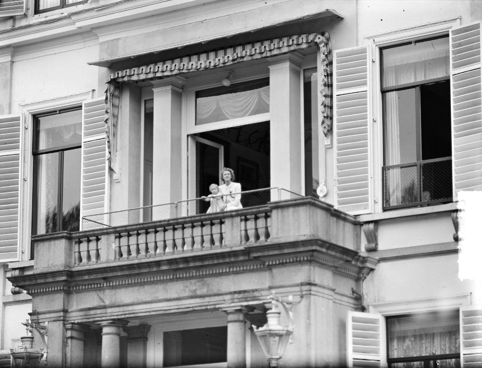 Soestdijk, Marijke op balkon, Bestanddeelnr 903-4769